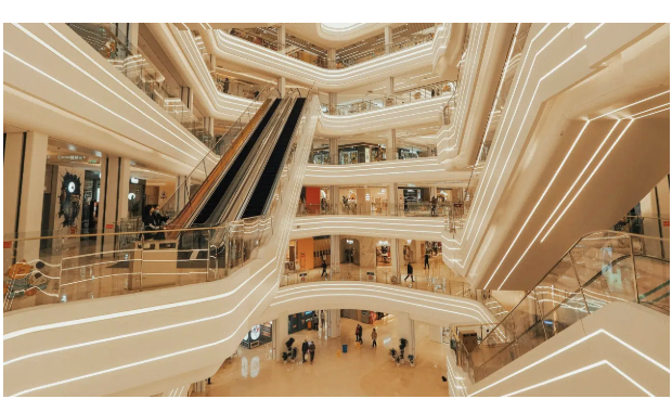 Interior de un centro comercial con escaleras mecánicas
