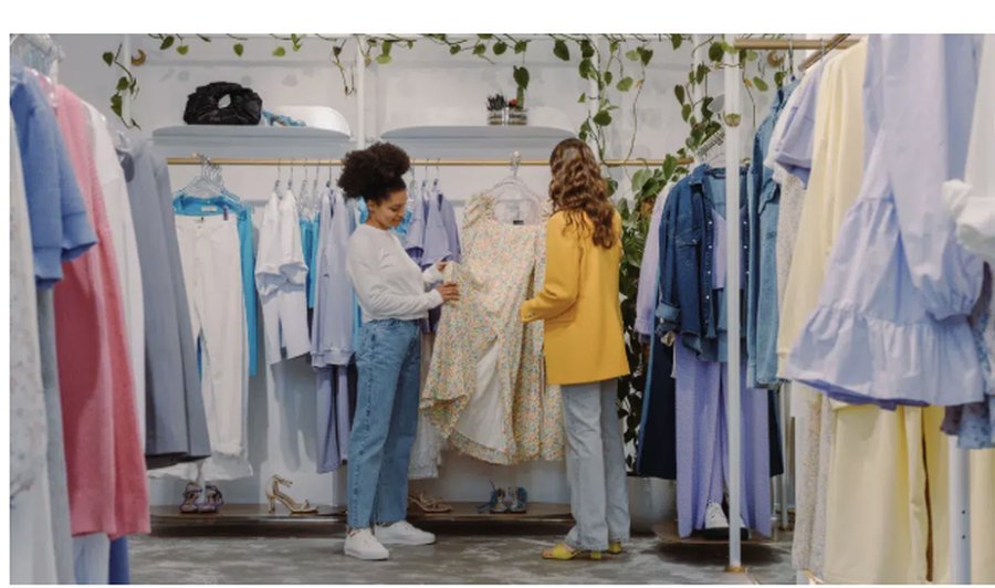 Dos clientas viendo ropa en una tienda de moda