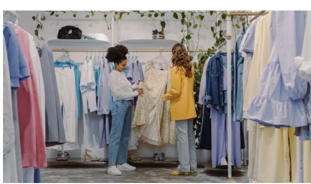 Dos clientas viendo ropa en una tienda de moda