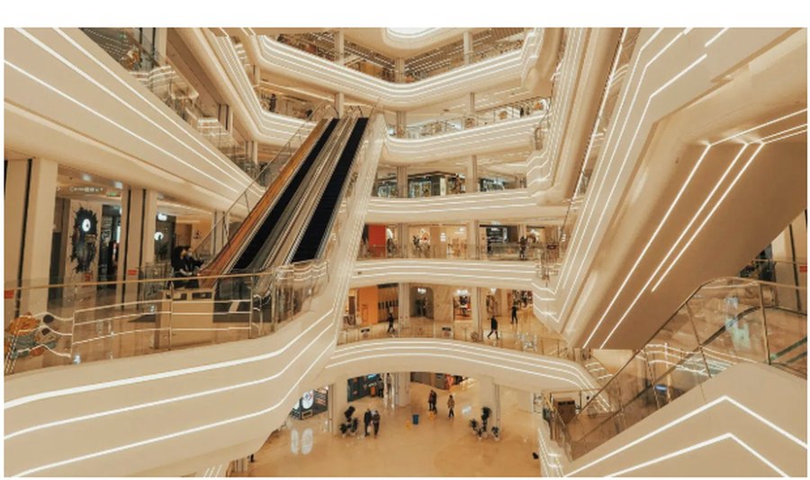 Interior de un centro comercial con escaleras mecánicas