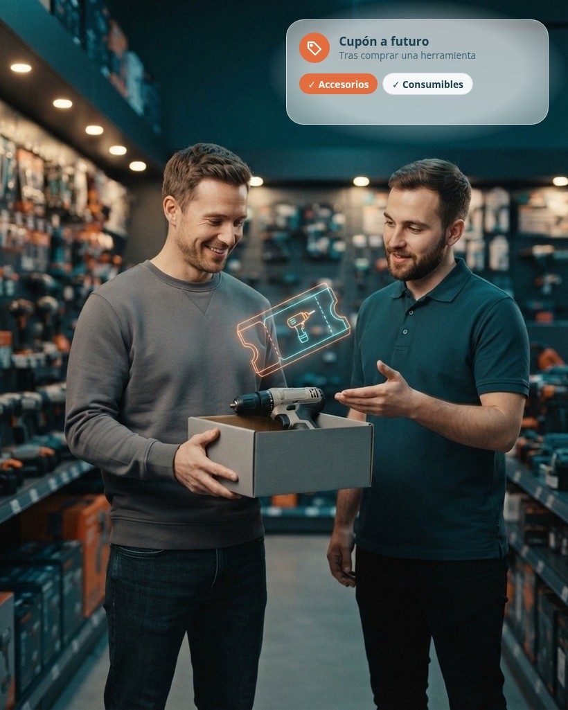 Cliente con una caja con un taladro junto a un dependiente en un pasillo de herramientas de una tienda de bricolaje, con un cupón holográfico con un icono de taladro flotando junto a ella, y una tarjeta de cupón a futuro para accesorios y consumibles