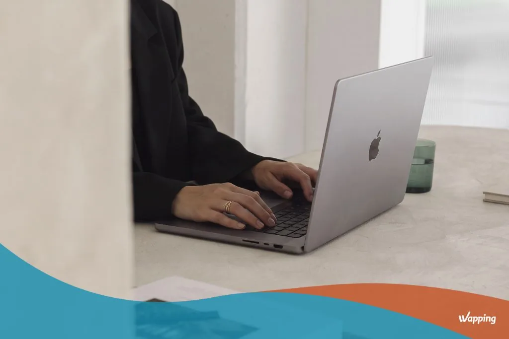 Persona escribiendo en un portátil durante una compra online, en el momento de comprobar sin éxito el saldo de su programa de fidelización
